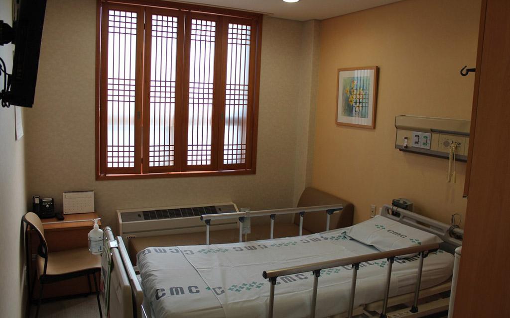 서울 강남(고속터미널)에 위치한 가톨릭대학교 서울성모병원의 1인 호스피스 병실. 1인 병실에 병원 침대와 가족의 의자가 있다.
